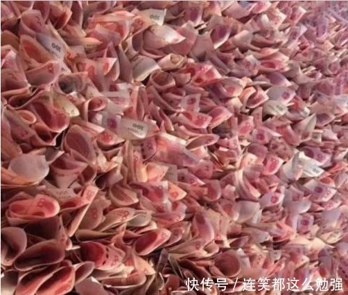 两朵花|土豪男子竟用10现金做婚礼的花饰,婚礼结束后,每人都有两朵花