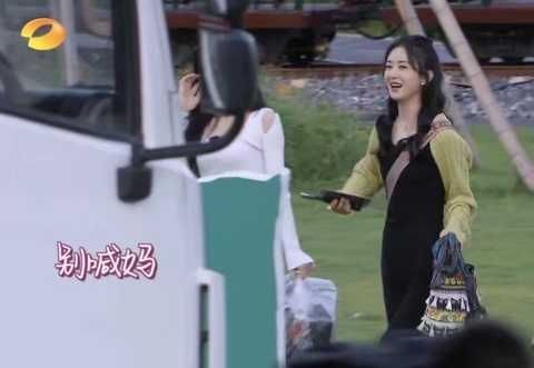 赵丽颖回归中餐厅,耿直人设不改,吐槽丁真米线没做熟