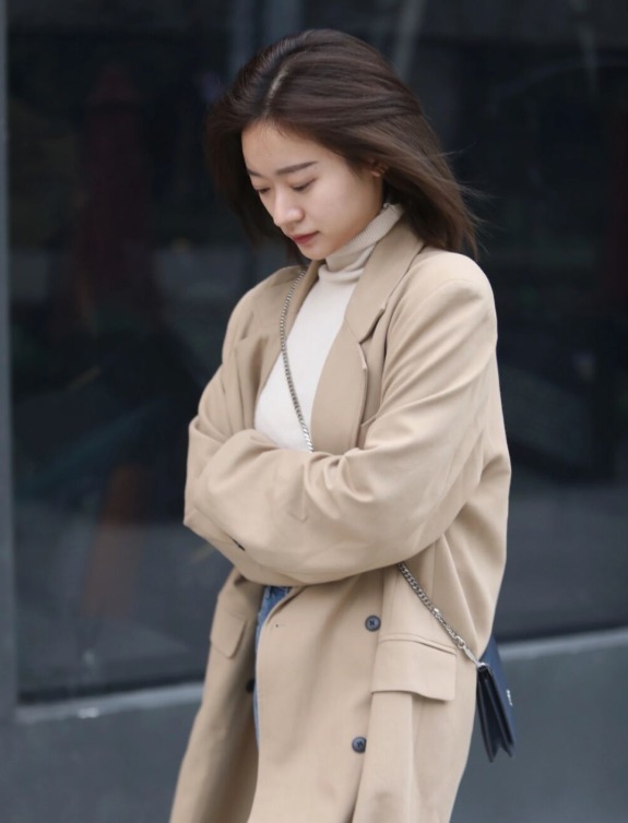 小姐姐 普通人怎么把大衣穿出高级感?看看这些穿搭小技巧,日常实用