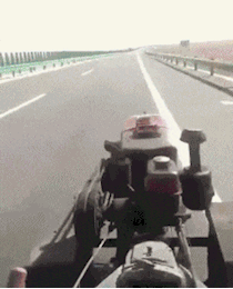 |搞笑GIF图:我们家祖传下来的座驾,这速度感觉不比你们的车差