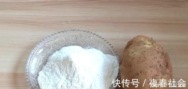 一个土豆和一碗糯米粉，只要十分钟，简单的早餐