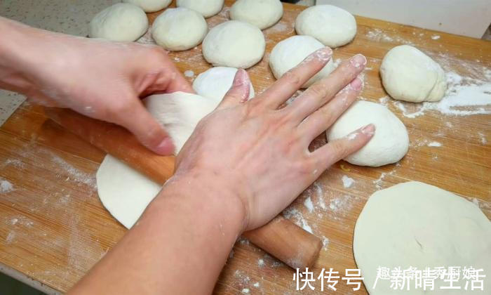 搅拌均匀|三伏天,遇到此菜别手软,钙是鸡肉7倍,现在正当季,蒸包子真香