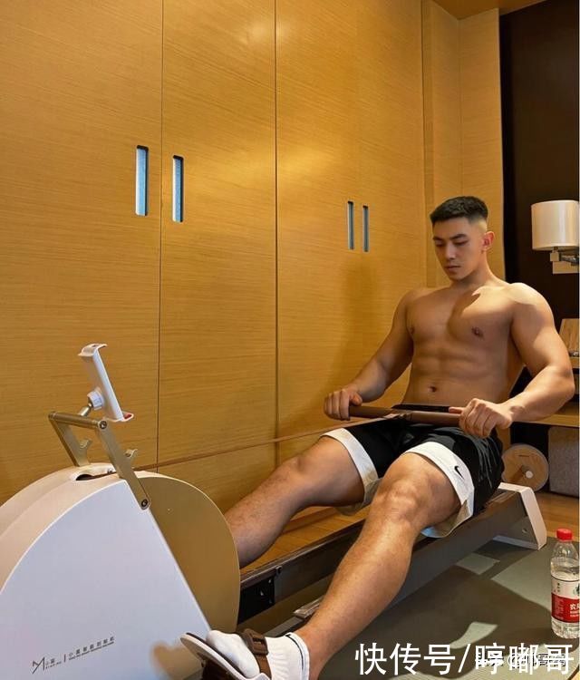 体育|满身胶原蛋白的体育生小哥哥，搓衣板腹肌，结实肌肉，有点心动了