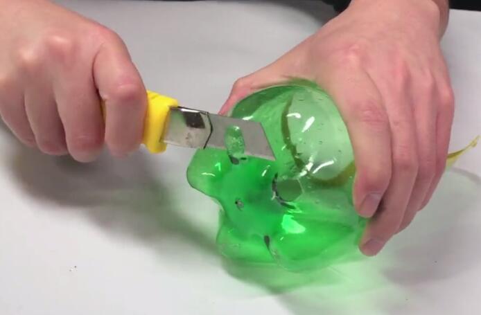 可乐瓶轻松改造一下，放在卫生间里特别实用，家家户户都用的到