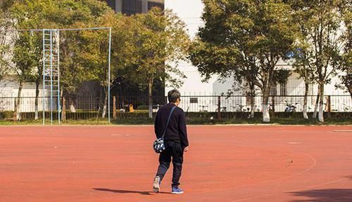 骨骼|60—70岁的老人，每天走多少步合适？医生给出范围，别走太多