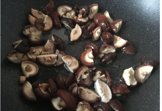 香菇跟它真是绝配，嫩滑多汁，五块钱一大盘，比大鱼大肉还香