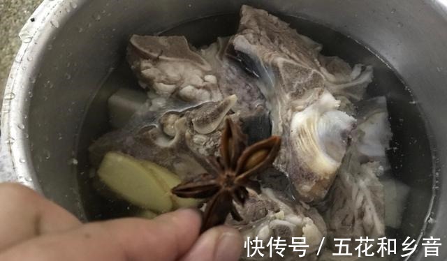 鲜美|想不想和我一起做白萝卜牛脊骨汤，不仅味道鲜美，更是营养丰富！