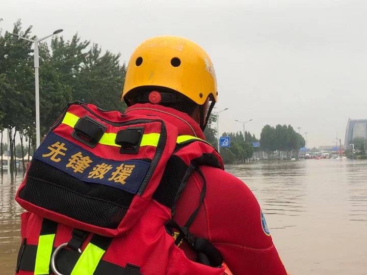 队员们|先锋救援：手机灯光照路，救出百余师生