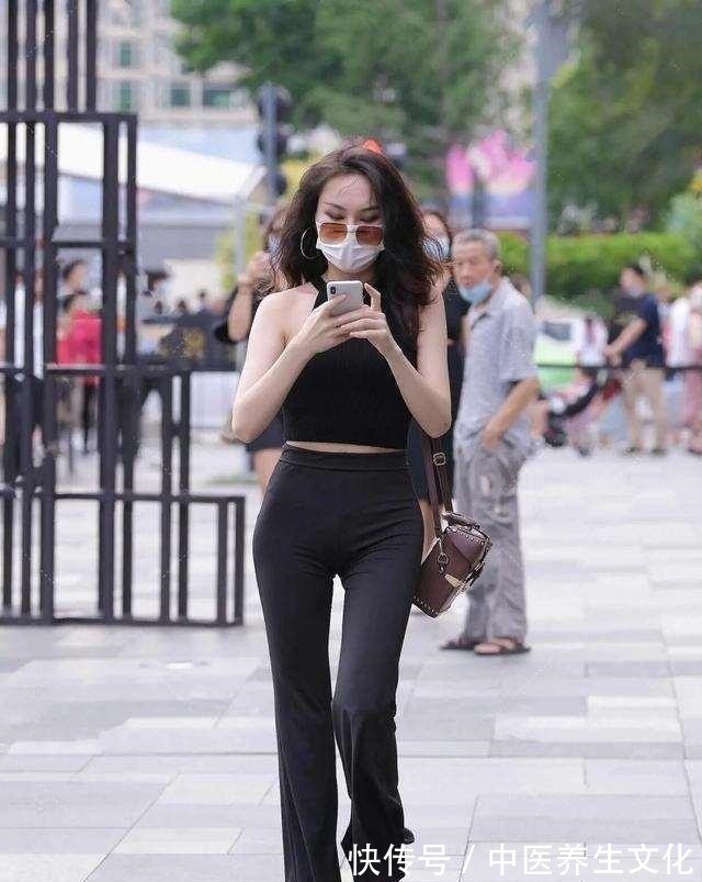 黑色 黑色时尚背心搭配黑色休闲打底裤,经典百搭又减龄,造型简约干练!