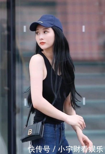 紧身|性感对于可爱来说,更有一份诱人的魅力,紧身牛仔裤真的很好看