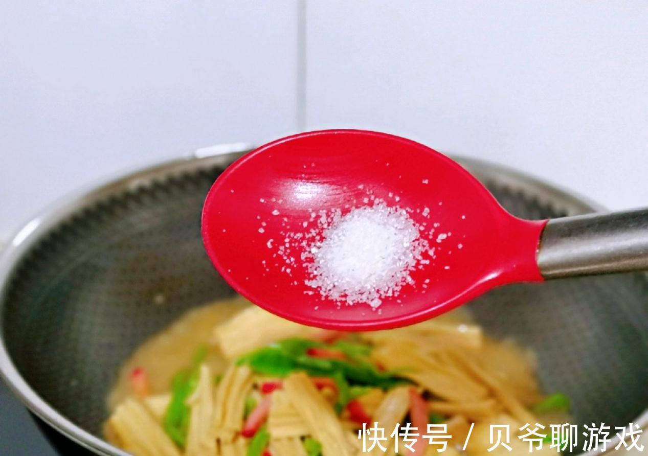 腐竹的家常做法，青椒炒腐竹，5分钟做好一道菜