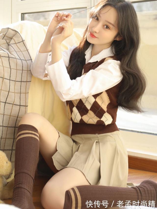针织 格子针织坎肩背心搭配白衬衫,清爽自然,短裙搭配中筒袜,好看