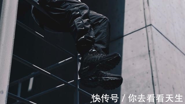 yeezy 一年 365 天都穿不腻的黑魂狂潮,黑的也太帅了