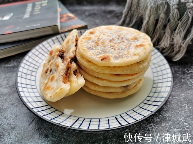 天冷了，这早餐小饼多做给孩子吃，营养暖胃，无需发面，柔软筋道