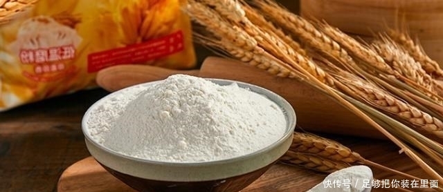塑料袋|夏季存放面粉须知，简单1个小妙招，面粉不返潮发霉，也不易生虫