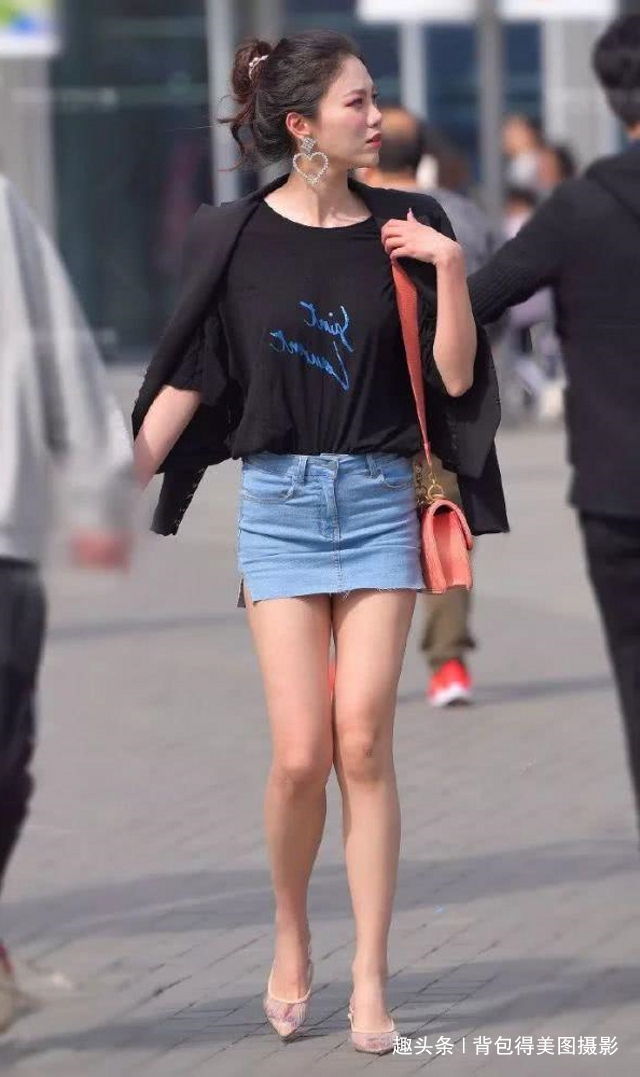 轻松|路人街拍美女搭配着一条紧身的牛仔半裙,轻松穿出潮女范
