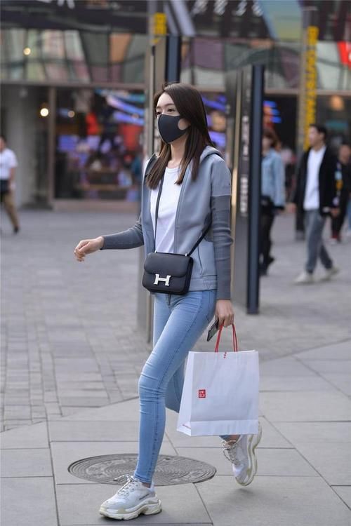 紧身牛仔裤，会更好地展示身材，搭配出自己的时尚感觉