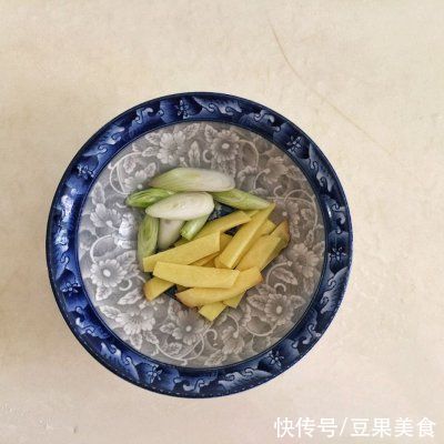 滋阴|超级解馋的??番茄玉米～莲藕排骨汤