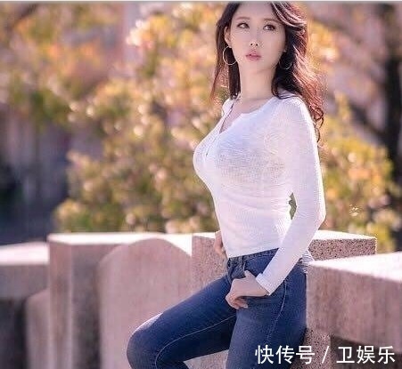 小蛮腰 时尚美女搭配牛仔裤,有种走起路来带风的效果!