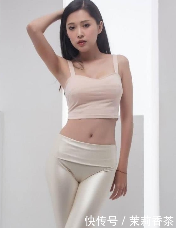 轻松|紧身打底裤小姐姐,打造出婀娜多姿的曲线美,轻松秀出成熟女人味