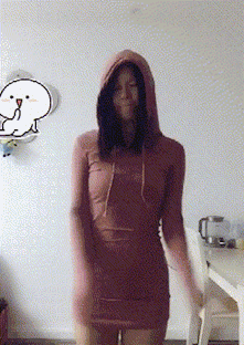 |搞笑GIF:美女的卫衣裙子真不错,这下都知道你身材好了