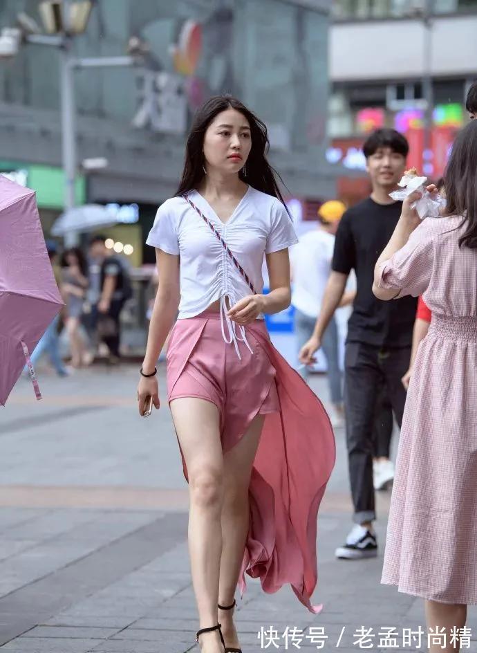 时尚 街拍:时尚潮流女装,穿搭红色裙子的女子,潇洒的走太漂亮了