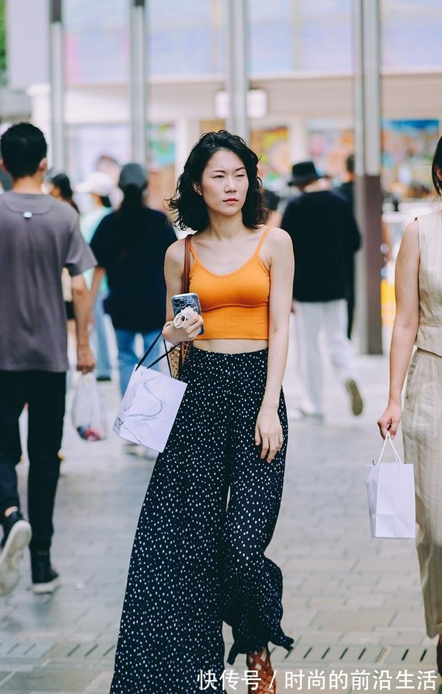 瑜伽裤","m":"7405088bf8c37eeeb2fa5d002c4dde73e99e28ee","nlabel":"stat_3045740437:zm.news.so.com:576O6aOf5rS75Zyw5Zu+,pageType_zmt,glevel_3","ntag":"tfashion;sfashion_时尚;kfashion_1:穿搭;kfashion_1:瑜伽裤;call_P:全类:时尚