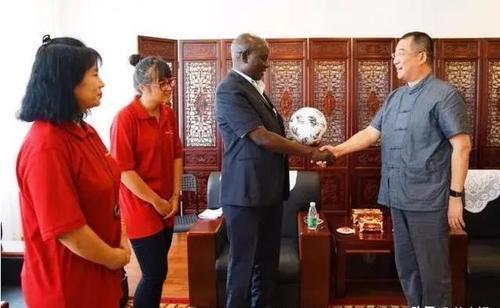 清华!25年前,清华才女远嫁非洲,给黑人生下3儿1女,她如今过得好吗