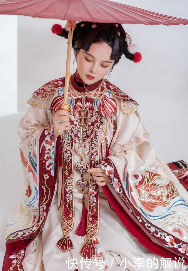 悬崖上的金鱼公主|这件汉服很特别,像是“戏服”,萌新很喜欢,资深同袍却很抵触