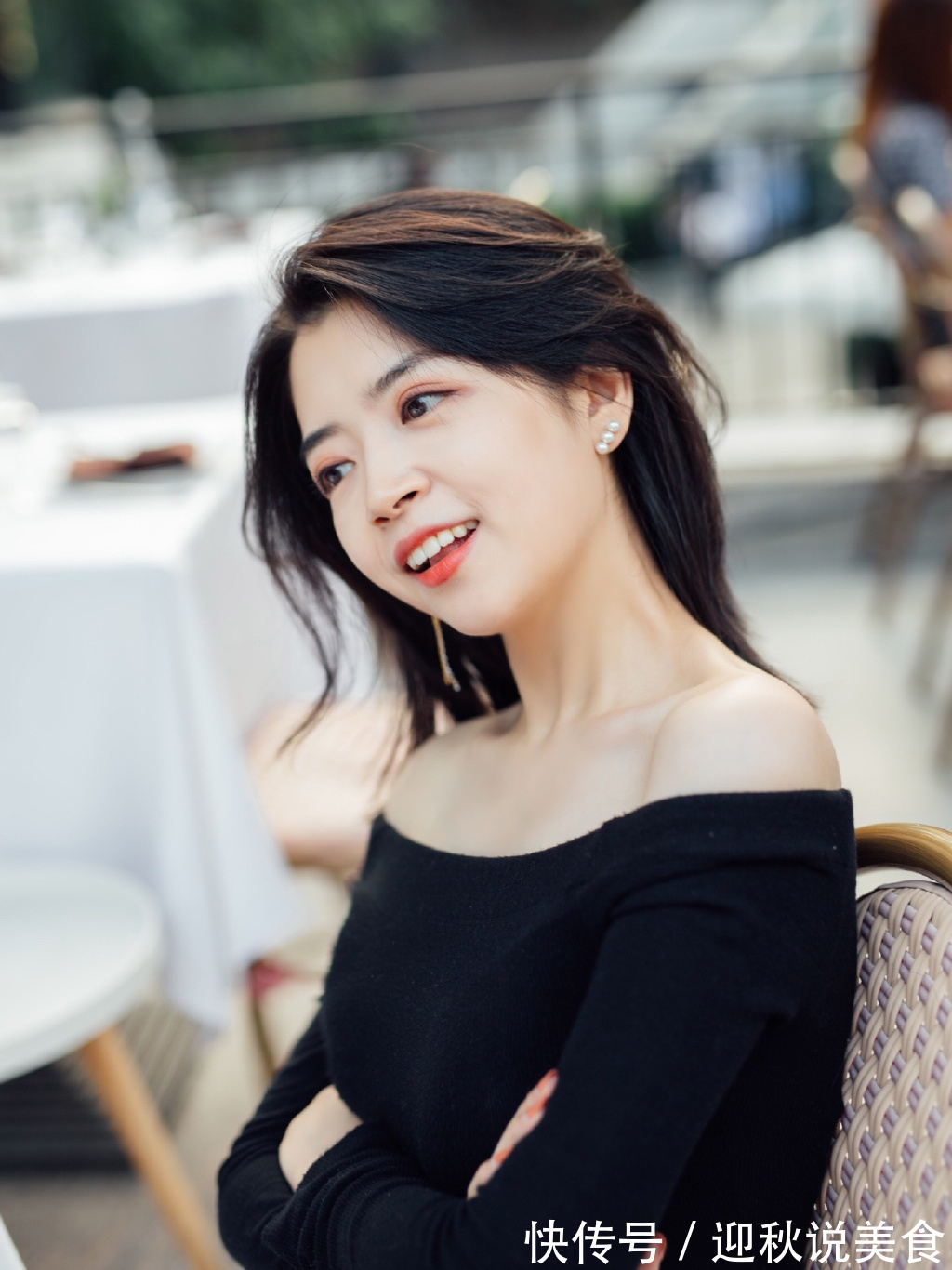 小蛮腰 奔三奔四女人这样穿，秋季穿出高级感，黑色上衣搭配白色短裤真美