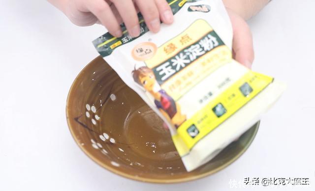 贴春联别再用胶带了,用一招轻松搞定,平整又牢固,看完能帮大忙