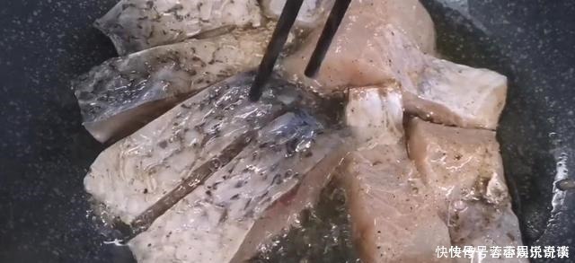 我家草鱼从不红烧,教你懒人做法,不加一滴水,上桌被全吃光!