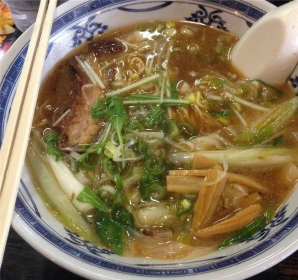 日本这碗拉面很奇怪，葱比面条还多，其他食材都可以不要