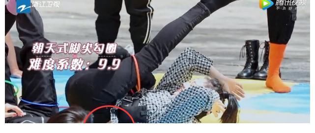 苗苗做游戲險些走光,宋雨琦幫忙遮擋,主動拉baby起身細節(jié)暖心