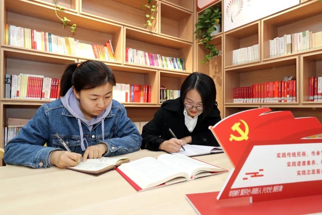 【党史教育】日照经开区：党史读书角让党史教育“飞入”寻常百姓家