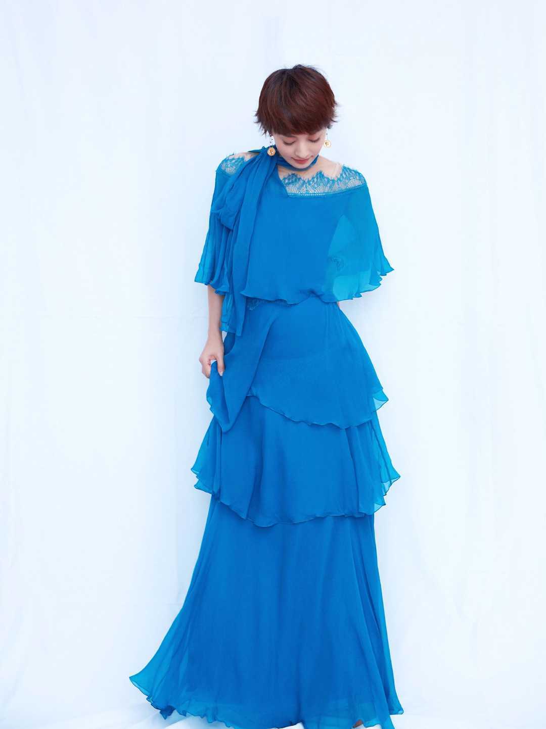 马伊琍气质全开,波波头短发搭配一字肩长款连衣裙,女人味十足