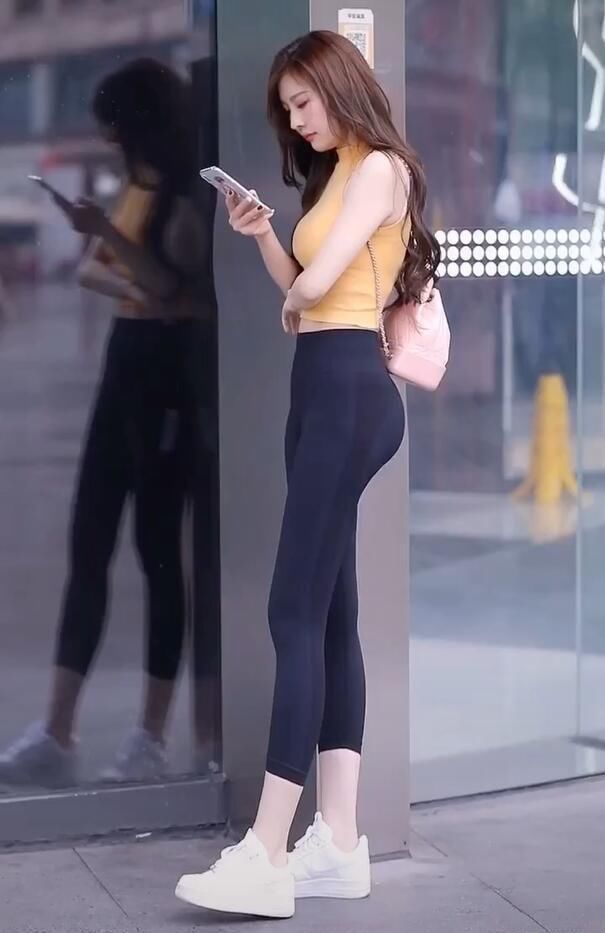 妹子|妹子喜欢运动,瑜伽裤外穿,将紧身的美进行到底