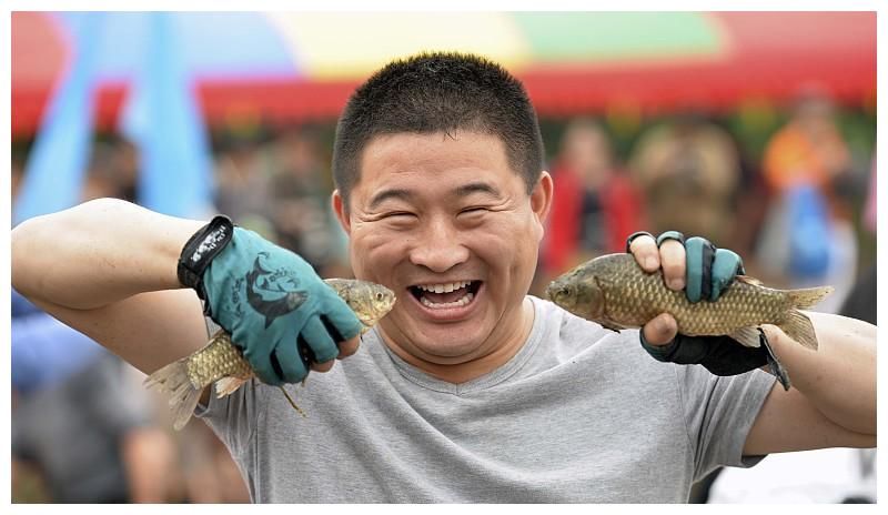 初夏在野钓鲫鱼，隔壁钓友连杆不断你却不上鱼，原因多是这三点！