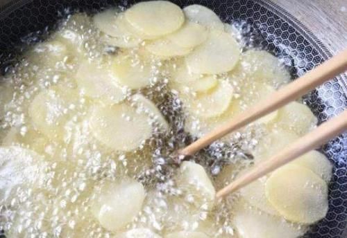 人说|买的薯片真的是土豆做的吗看完生产过程,才知道被蒙了这么多年