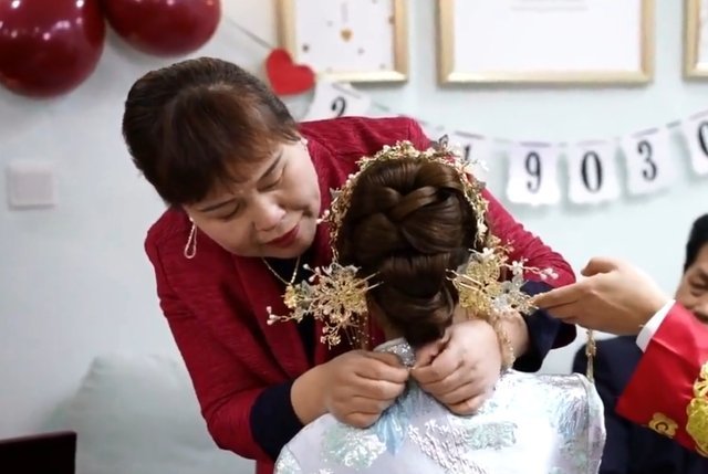 母亲|“最美丈母娘”意外走红,坐姿端庄优雅,网友:哭起来是真的美!