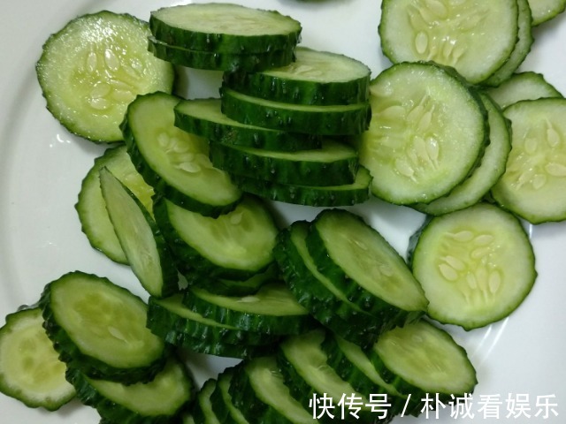 排毒养颜|别说你懂黄瓜,4个有关黄瓜的妙用,一年下来可帮你省不少钱