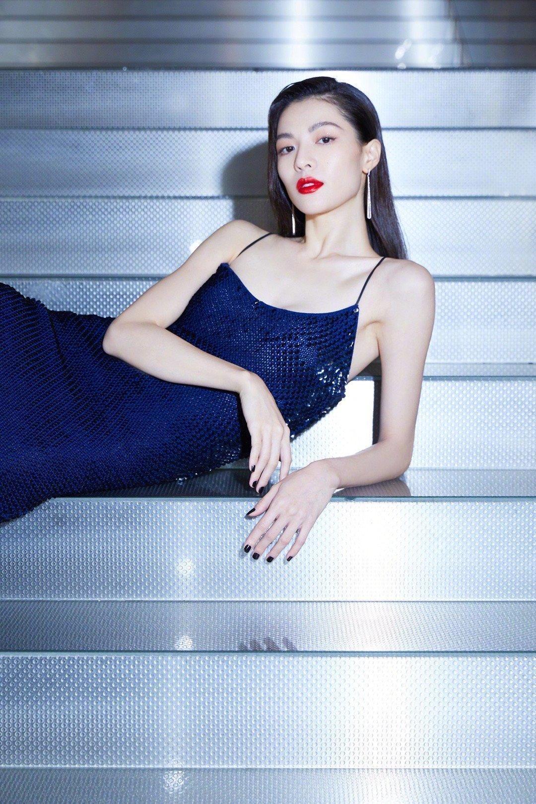 57岁的章小蕙对身材够“自信”，穿吊带连衣裙饱满丰盈，高级优雅