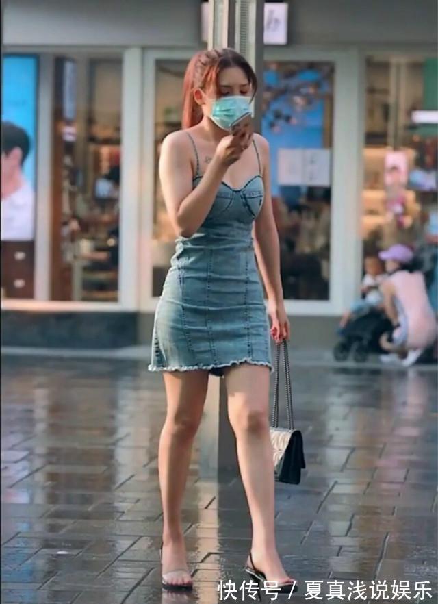 蕾丝 美女脚上穿着一双银色的高跟鞋,让整体的搭配也显得更加的靓丽