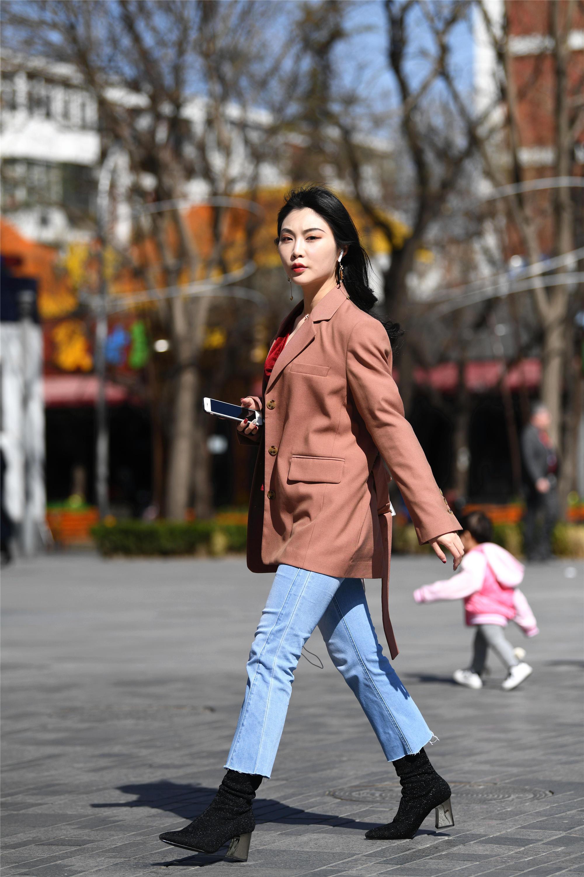  西装|街拍美女一件藕荷色的西装，有一点风衣的味道，混搭风的感觉！