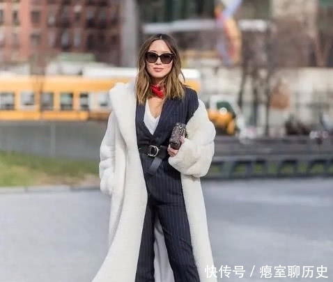 大衣下面搭|真心赶时髦的女人,大衣里面少穿“卫衣”,落伍!看潮人搭配好美