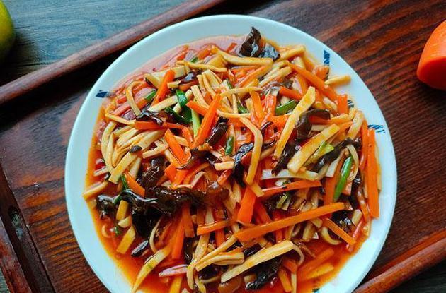 这菜我家隔2天准炒一盘，浇上料汁鲜香下饭，简单营养又好做