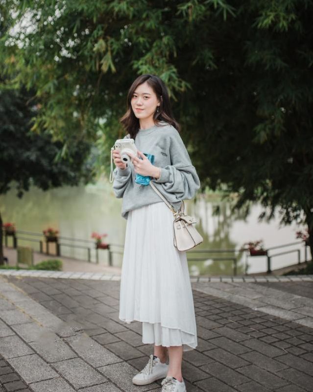 简洁|街拍:身材高挑气质不凡的姐妹花,休闲装的搭配简洁又唯美