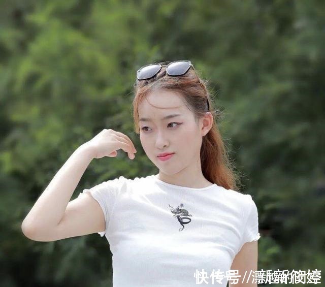 骨感 美女的时尚造型,露脐背心搭配牛仔裤,塑造苗条身材