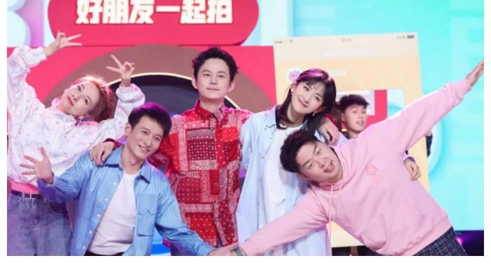 新一期《快本》錄制結(jié)束，快樂(lè)家族只剩何炅一人？童年回憶解體