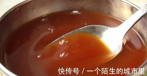 好吃|4个土豆1斤肉，教你最好吃的做法，酸甜开胃香而不腻，太好吃了